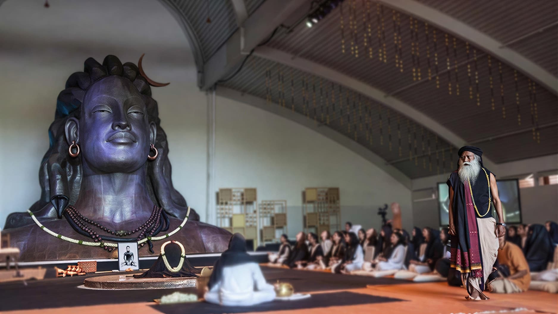 Маленькая копия бюста в помещении где находится Садхгуру и медитирующие