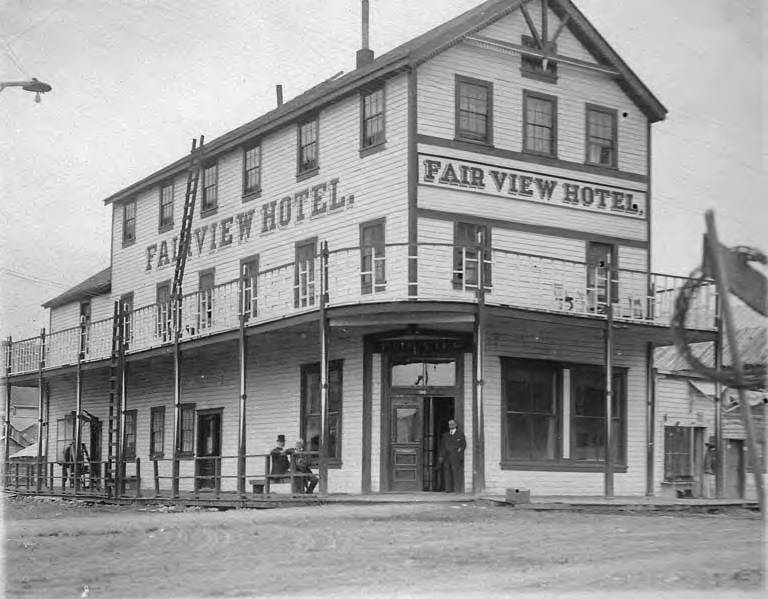 Fair View Hotel в Доусон-Сити, Юкон, 1910&ndash;1919 годы, основан Белиндой Малруни