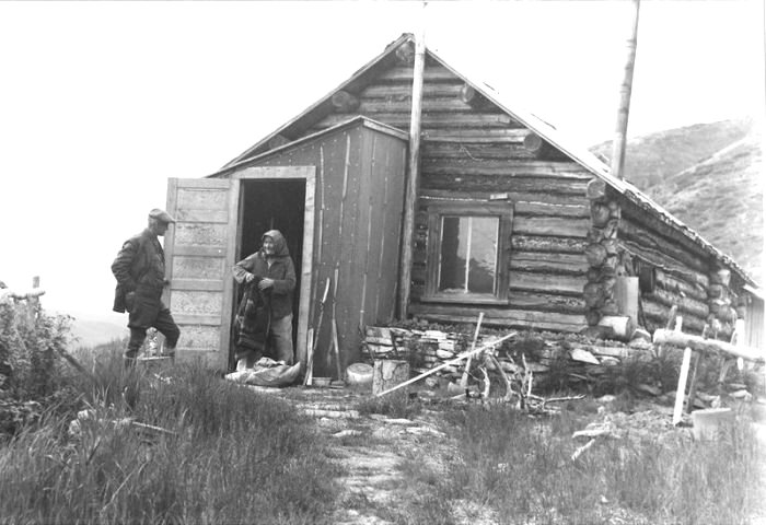 Фанни Квигли у своего дома в Кантишна, 1939 год