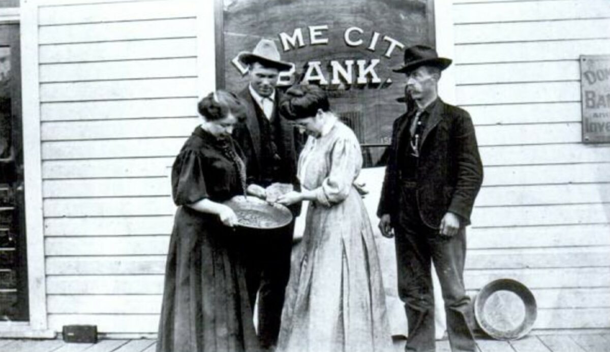 Белинда Малруни у банка Dome City с самородком весом 88 унций, Клондайк