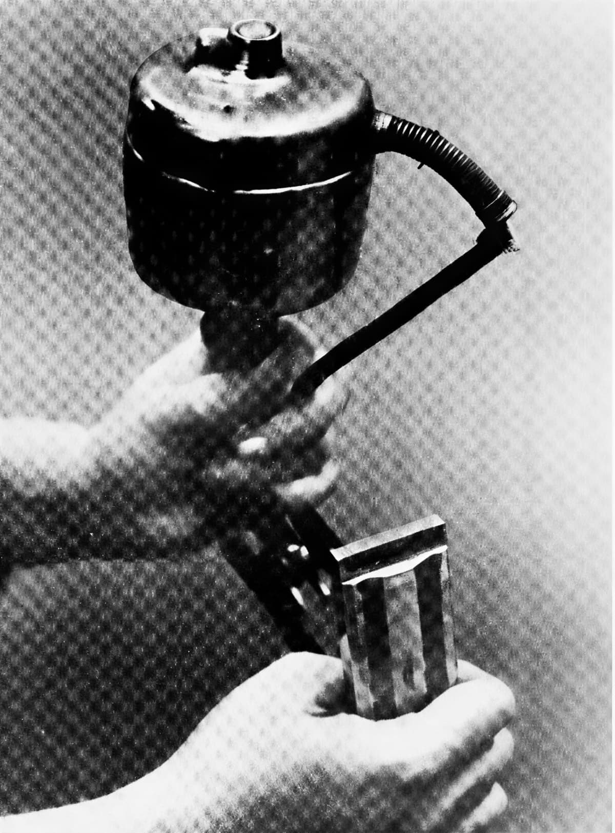 Первая электробритва, Котору нужно было держать двумя руками