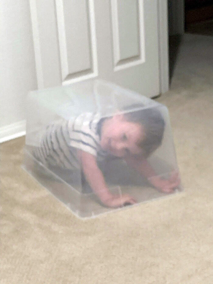 Ребёнок прячется за прозрачной занавеской