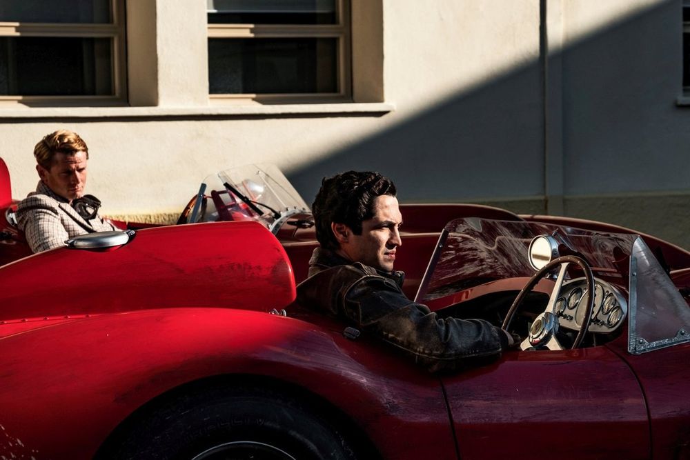 Габриэль Леоне в роли Альфонсо де Портаго в фильме Феррари 2023 год Майкл Манн