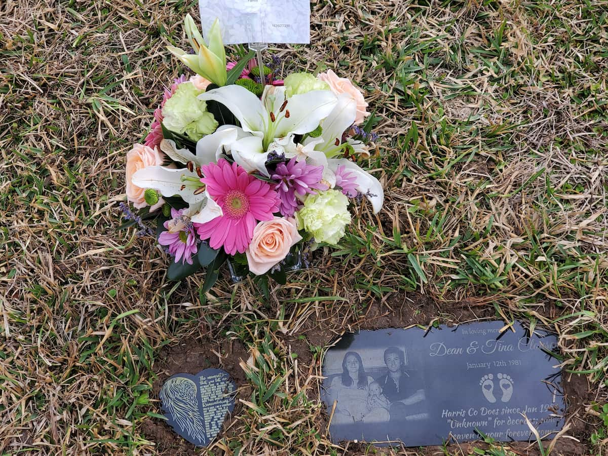 Могила Дина и Тины Клоус спустя 40 лет — теперь у них есть имена и цветы от нашедшейся дочери