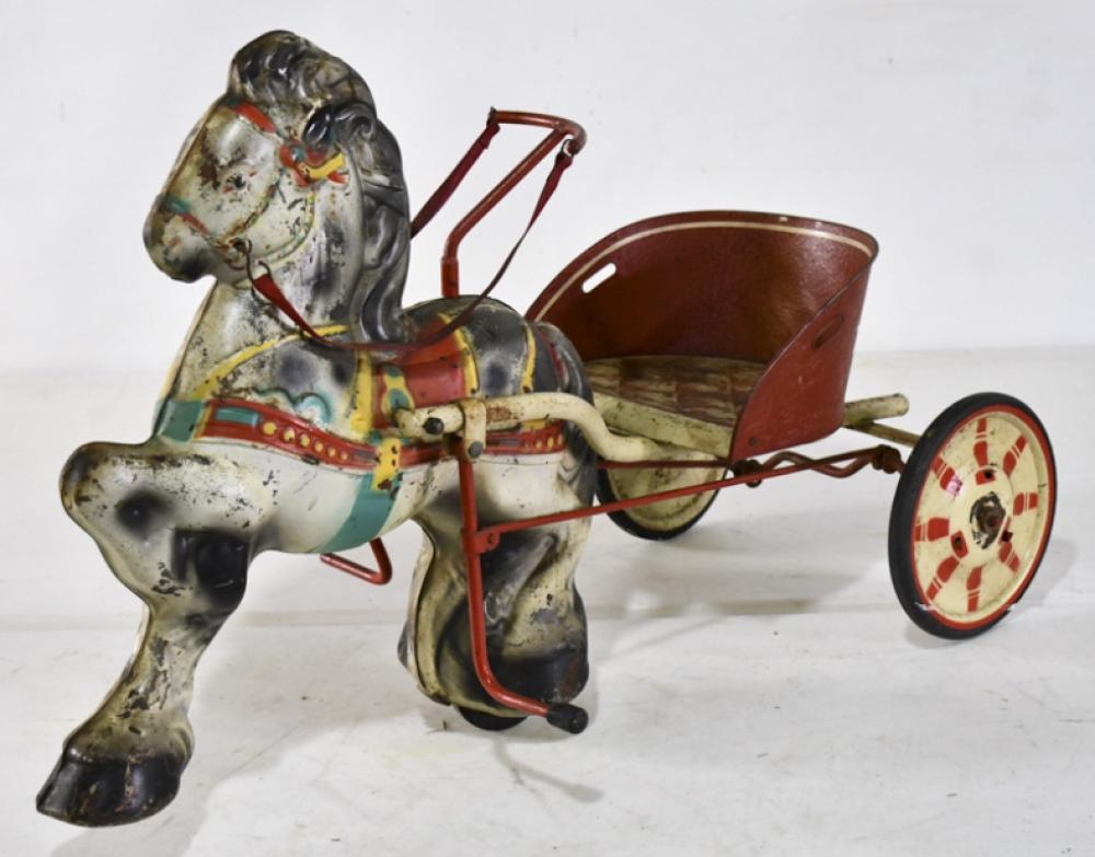 Британская педальная лошадка Mobo Pony Express 1950-х годов. Жестяная игрушка с фигуркой пони и прицепной тележкой для ребёнка.
