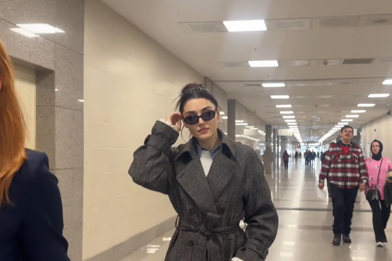 Ханде Эрчел в сопровождении полиции в аэропорту Стамбула 27 марта 2026 года