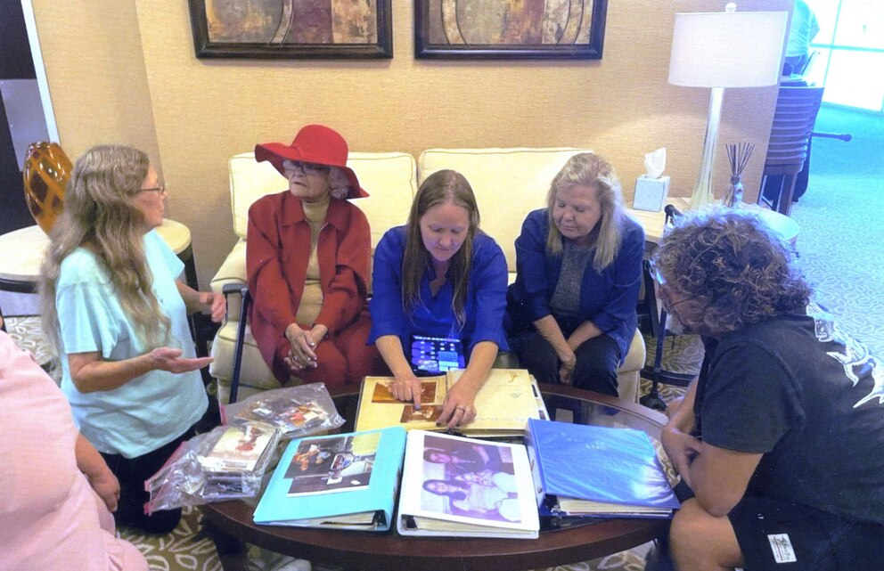 Воссоединение Холли с биологической семьей спустя 40 лет после убийства её родителей