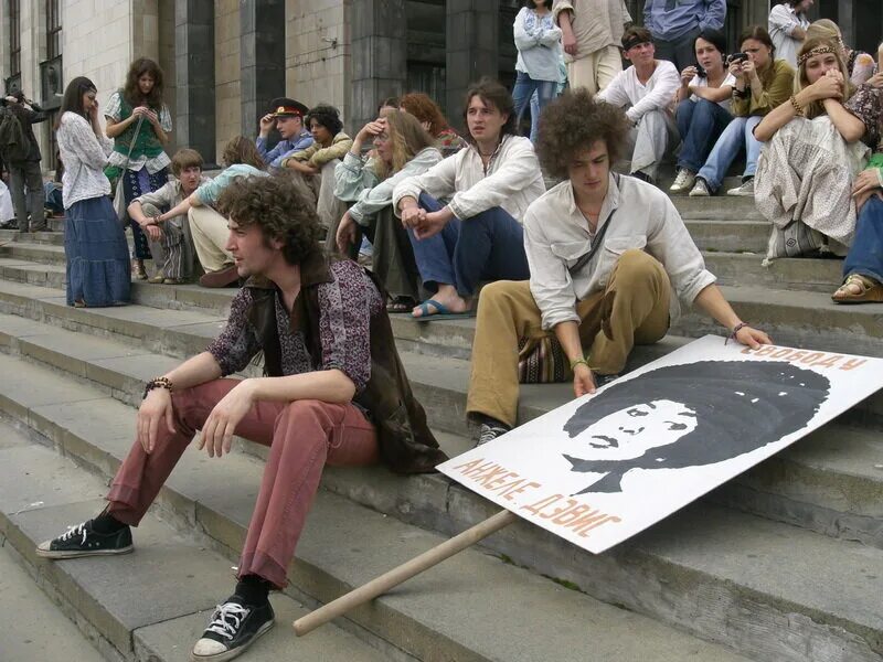 Кадр из художественного фильма Дом солнца хиппи на демонстрации 1971 года