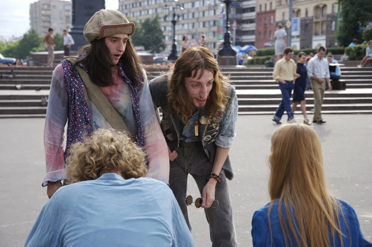 Молодые советские хиппи в образах из фильма Гарика Сукачёва Дом Солнца