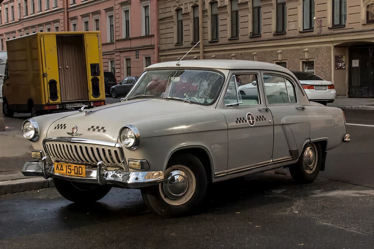 Такси ГАЗ-21 Волга с шашечками на московской улице