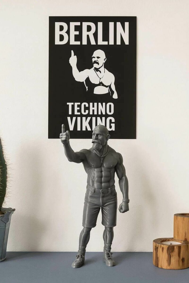 Фигурка Техновикинга, напечатанная на 3D-принтере, на белом фоне