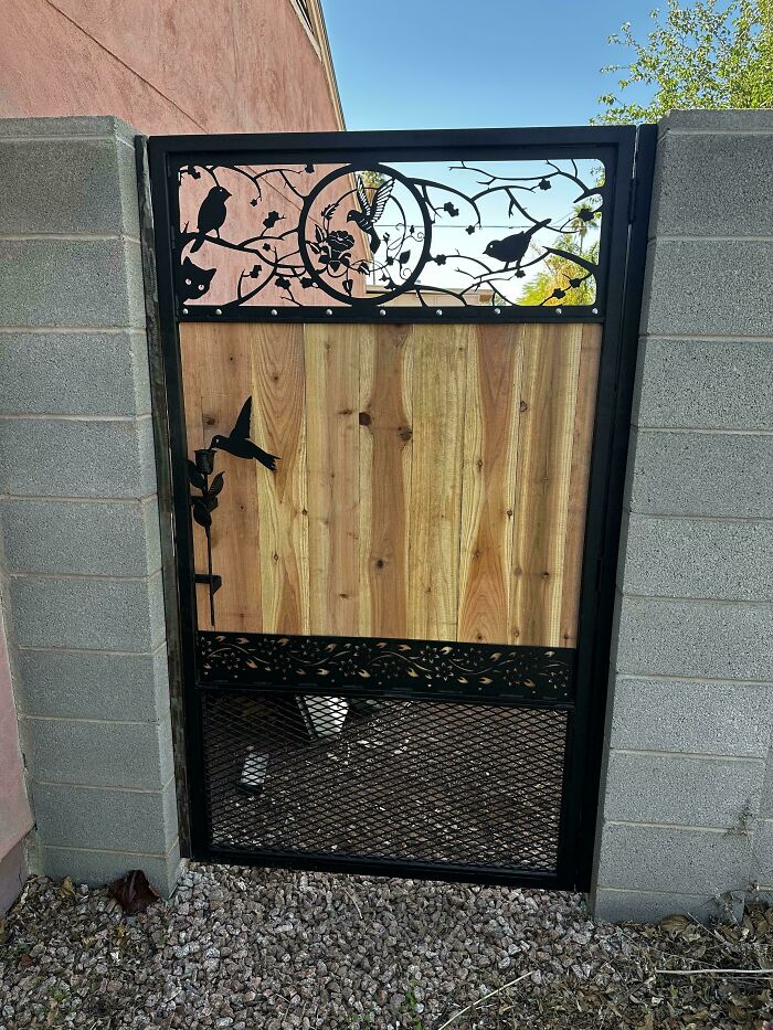 Кованые ворота с птицами и цветами на деревянной основе, декоративная ковка