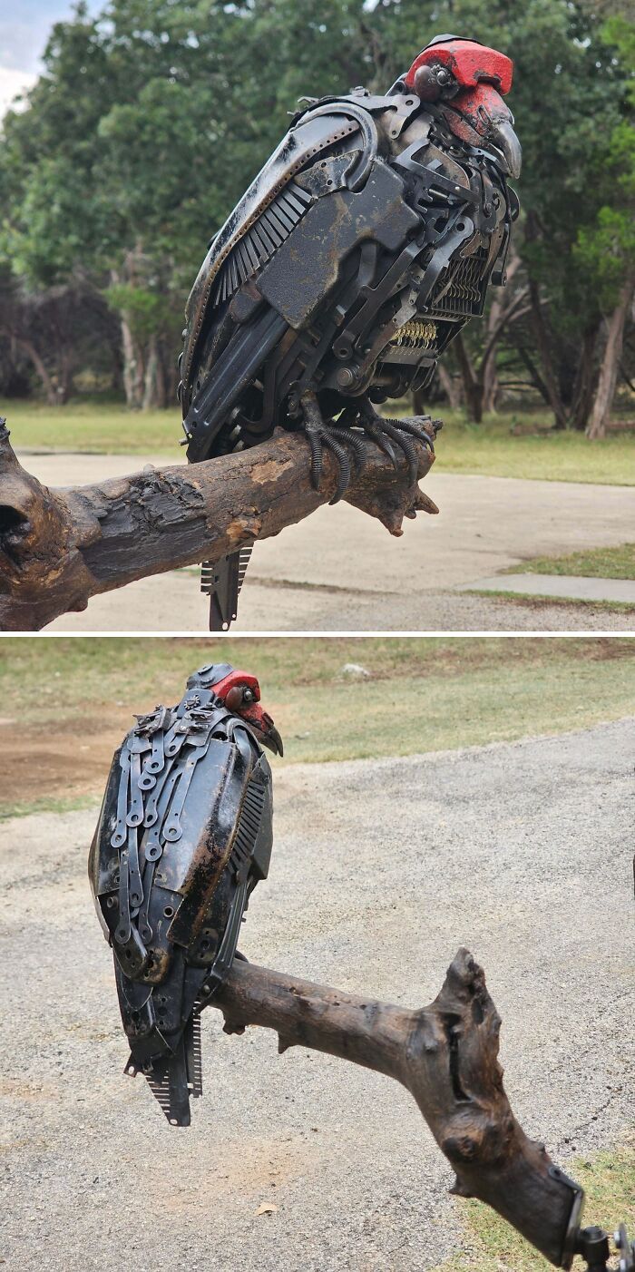 Скульптура грифа из цепей и металлических деталей на ветке