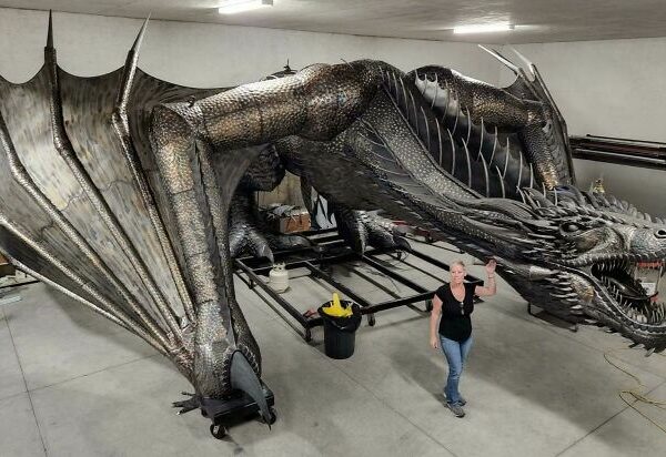 Металл, который оживает: 22 работы, от кованых роз до огромных драконов