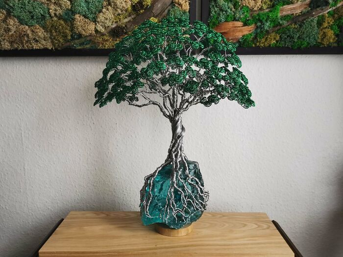 Миниатюрное дерево из зелёной проволоки на каменном основании, wire art