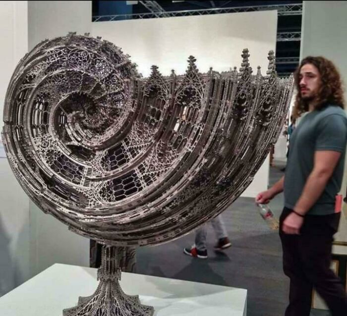 Готическая спиралевидная раковина из металла художника Вима Дельвуа на выставке