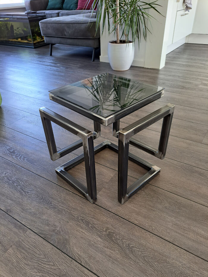 Металлический столик на парящих кованых ножках со стеклянной столешницей