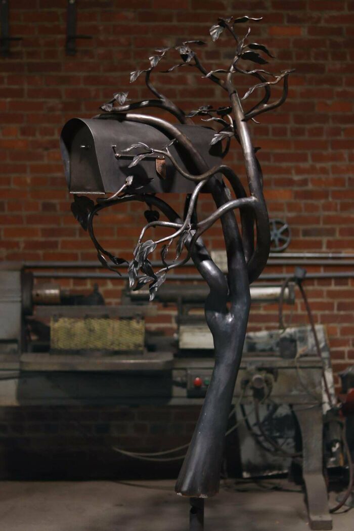 Металлическое дерево с почтовым ящиком вместо кроны у дома