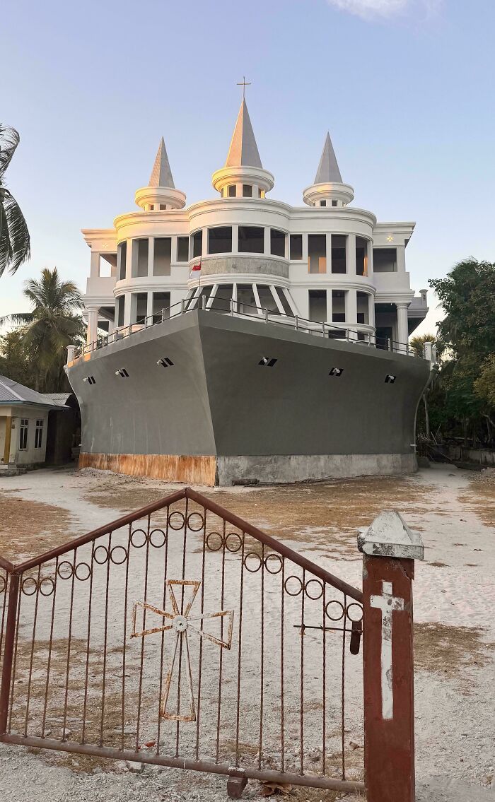 Больница в Индонезии в виде корабля