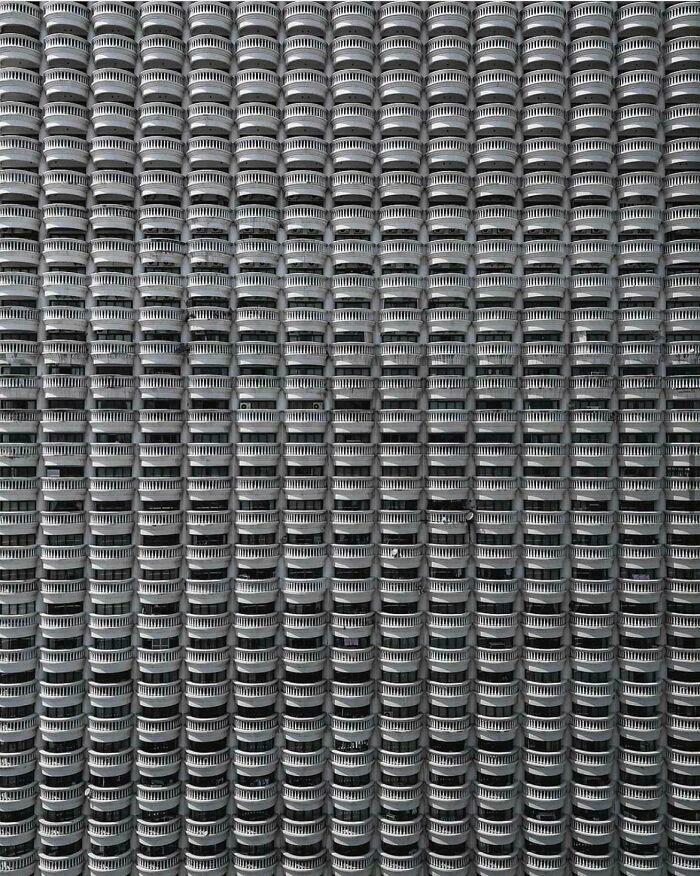 Бесконечный фасад многоэтажки с сотнями одинаковых балконов