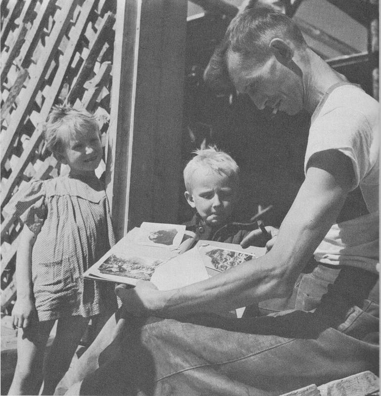 Отец с детьми СССР 1947 &mdash; семья в послевоенные годы