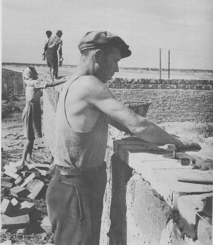 Строитель Сталинград 1947 &mdash; рабочий восстанавливает разрушенный город