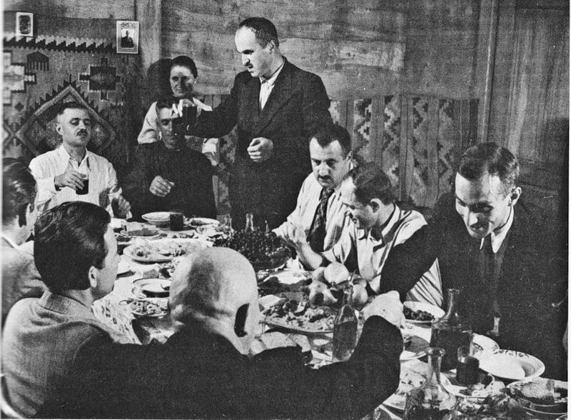 Грузинское застолье 1947 &mdash; музыканты угощают иностранных гостей после концерта