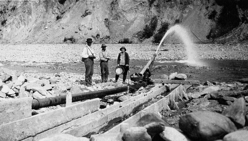 Фанни Квигли у насоса на золотодобыче, Аляска, начало 1900-х