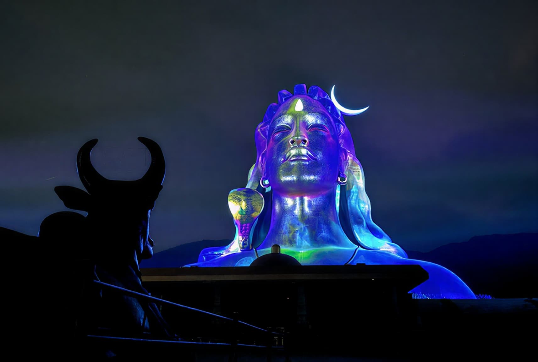 Лазерное 3D-шоу Дивья Даршанам на бюсте Адийоги в вечернее время