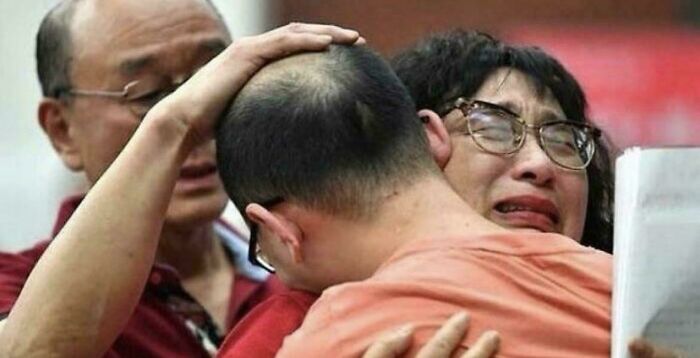 Ли Цзинчжи держит фотографию похищенного сына, Китай