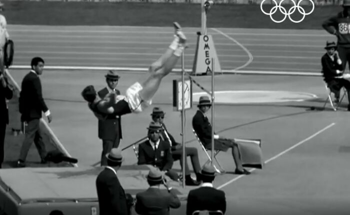 Дик Фосбери исполняет Флоп Фосбери на Олимпиаде в Мехико 1968 года