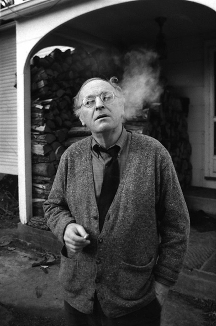 Иосиф Бродский на фоне поленницы дров &mdash; последний прижизненный портрет поэта, 1995 год