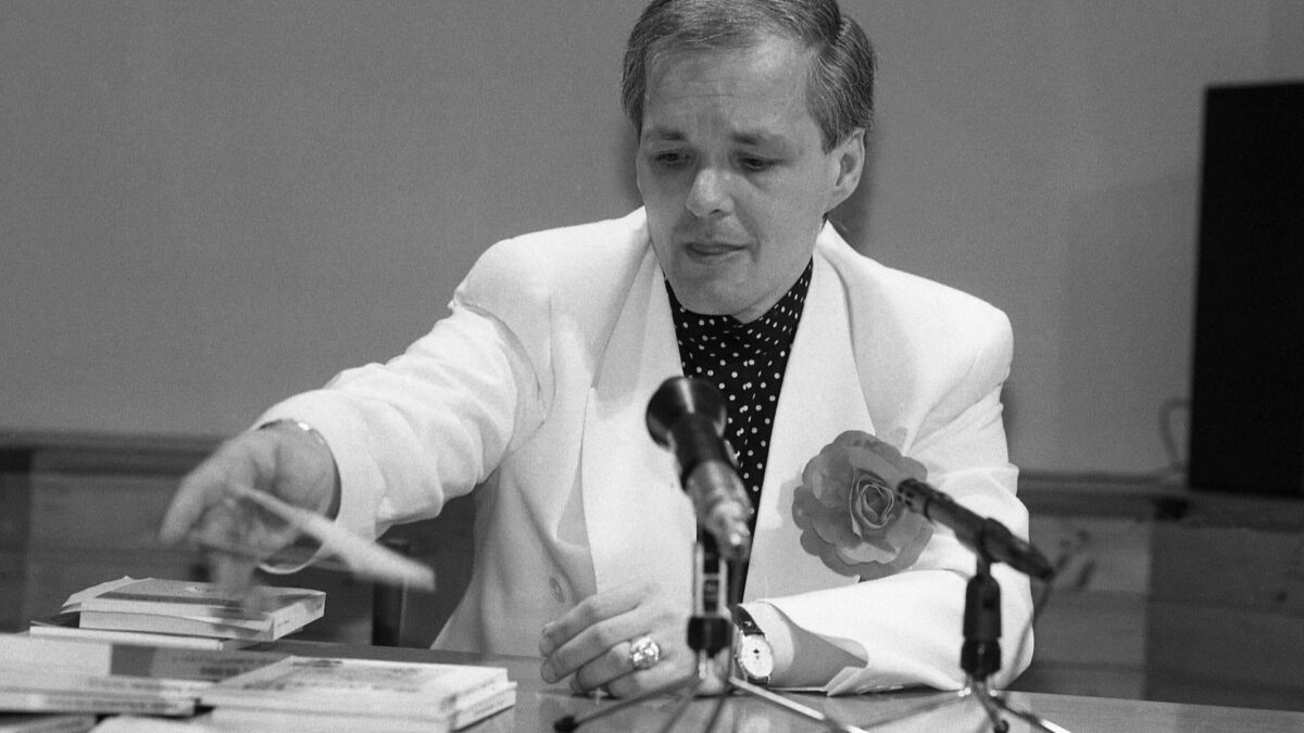 Джек Унтервегер на публичном мероприятии после выхода из тюрьмы &mdash; писатель и серийный убийца