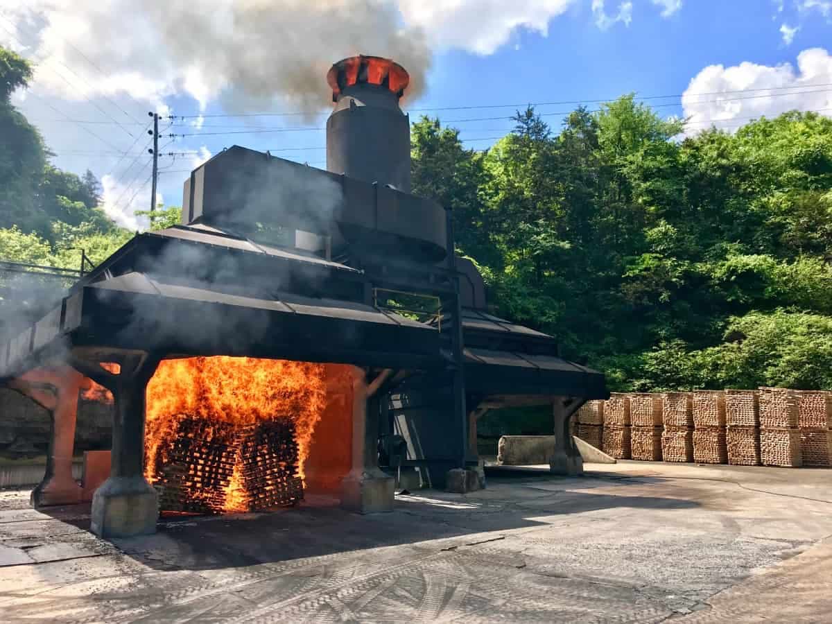 Вид на территорию вискикурни Jack Daniel's в Линчберге, Теннесси, с характерными черными постройками и известняковыми утесами