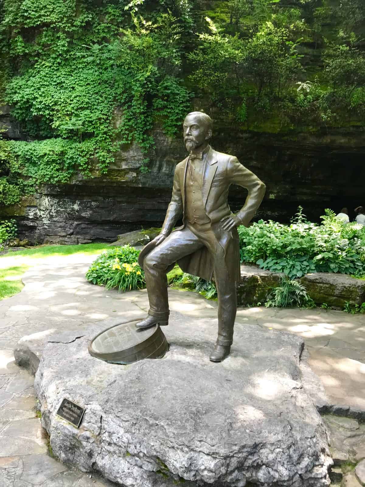 Мемориальный бюст Джека Дэниела, установленный на территории дистиллерии в Линчберге