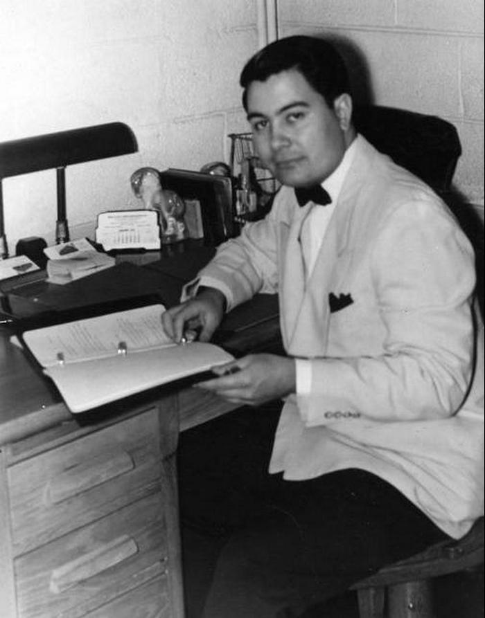 Джим Джонс готовится к проповеди, начало 1960-х годов