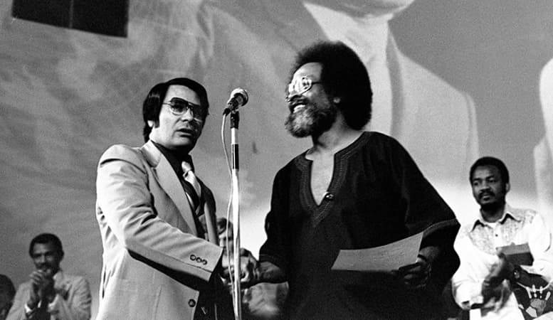 Джонс получает премию Мартина Лютера Кинга от пастора Сесила Уильямса, 1977