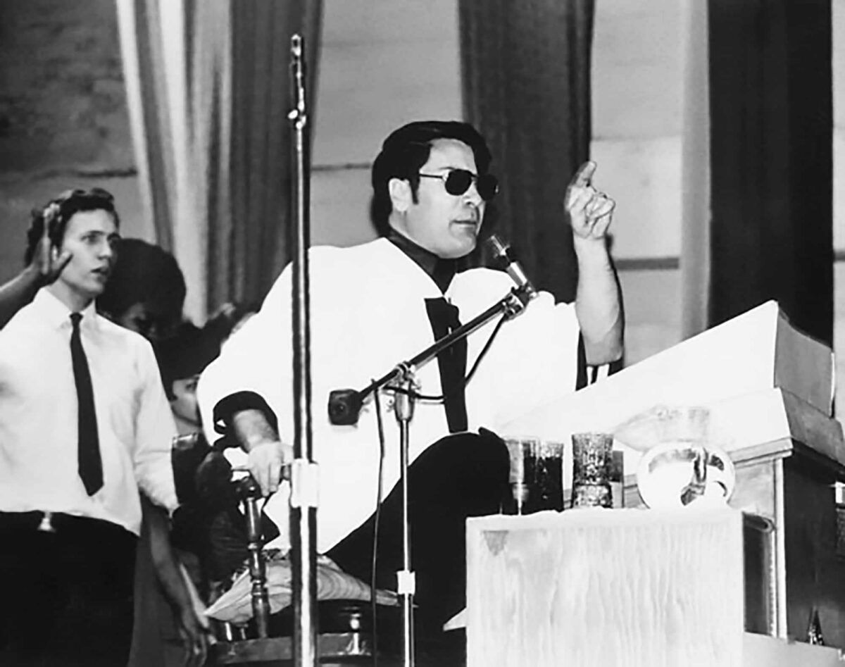 Джим Джонс выступает перед прихожанами &laquo;Храма народов&raquo;