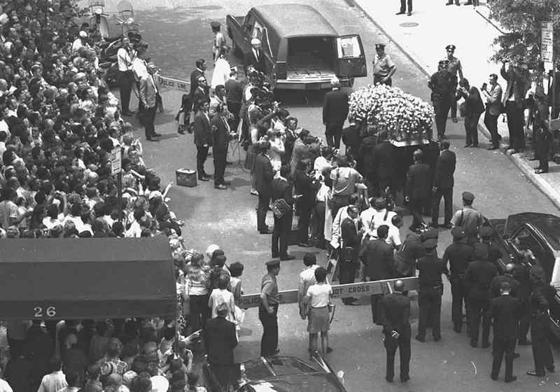 Похороны Джуди Гарланд Нью-Йорк 1969 тысячи людей