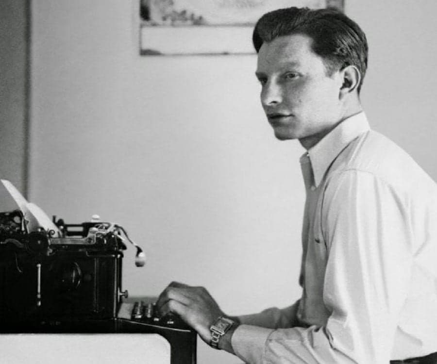 Молодой Л. Рон Хаббард печатает на механической пишущей машинке