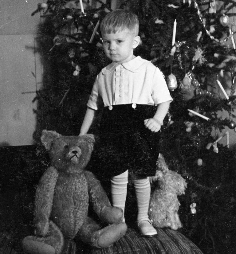 Будущий артист балета и кино Марис Лиепа в детстве.1938 г. Рига. Латвия