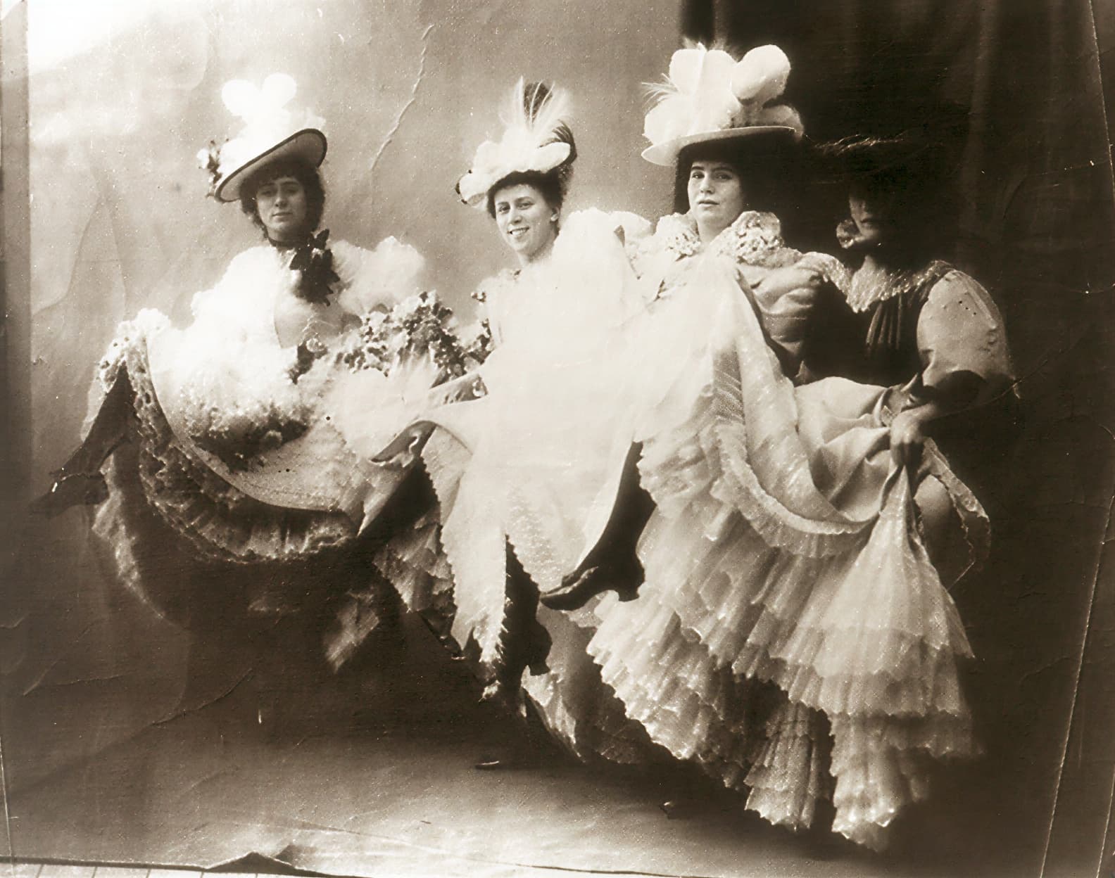 Танцовщицы варьете эпохи золотой лихорадки Клондайка, конец XIX века