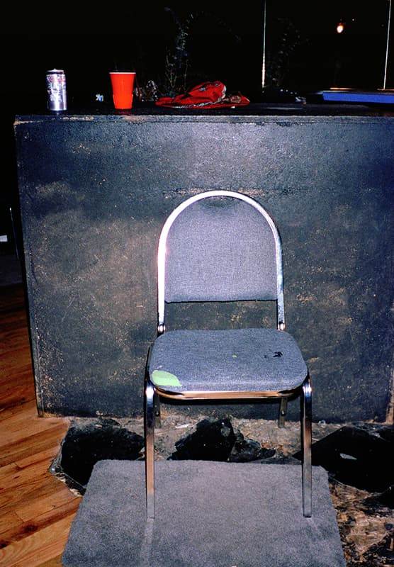 Стул для приватных танцев в стрип-клубе, фото Джулианы Бизли, серия Lapdancer