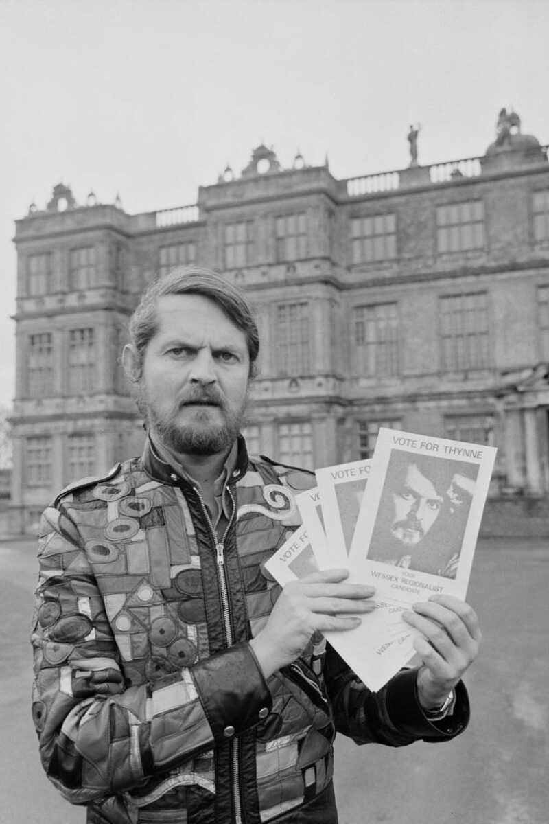 Маркиз Батский Александр Тинн на предвыборной кампании раздает листовки прохожим на улице