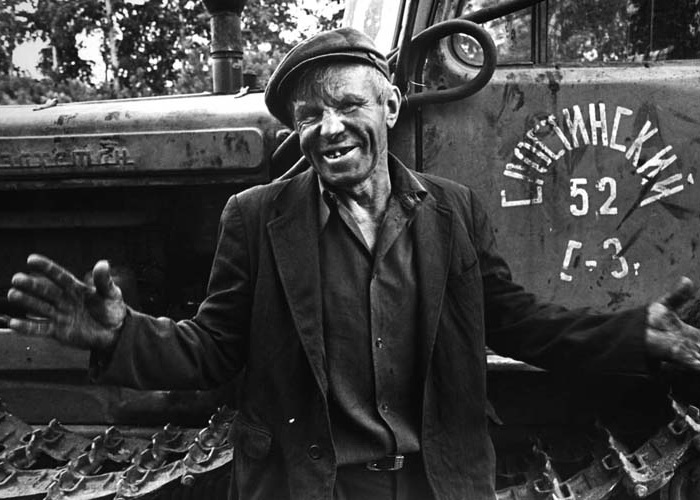 Тракторист &mdash; документальный снимок Марка Штейнбока из советской серии