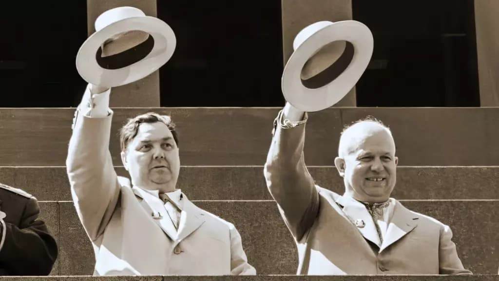 Маленков и Хрущёв на Мавзолее 1955 год