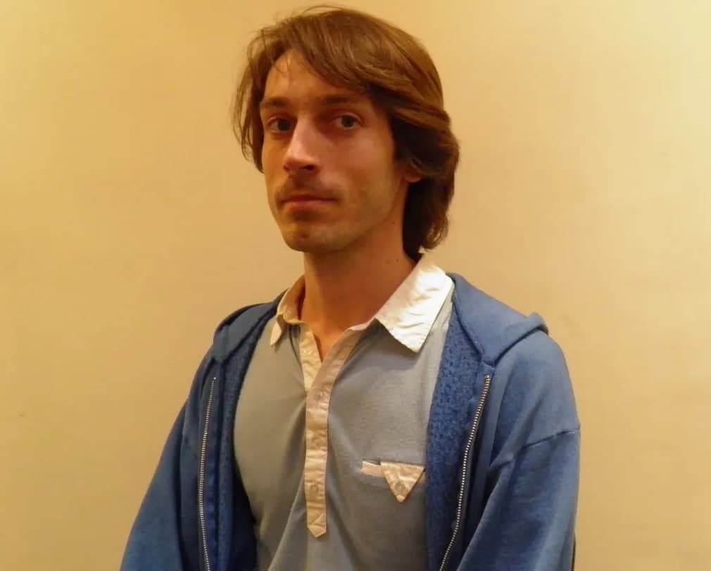 Портрет Маттиаса Фрича, создателя мема, на фоне городского пейзажа