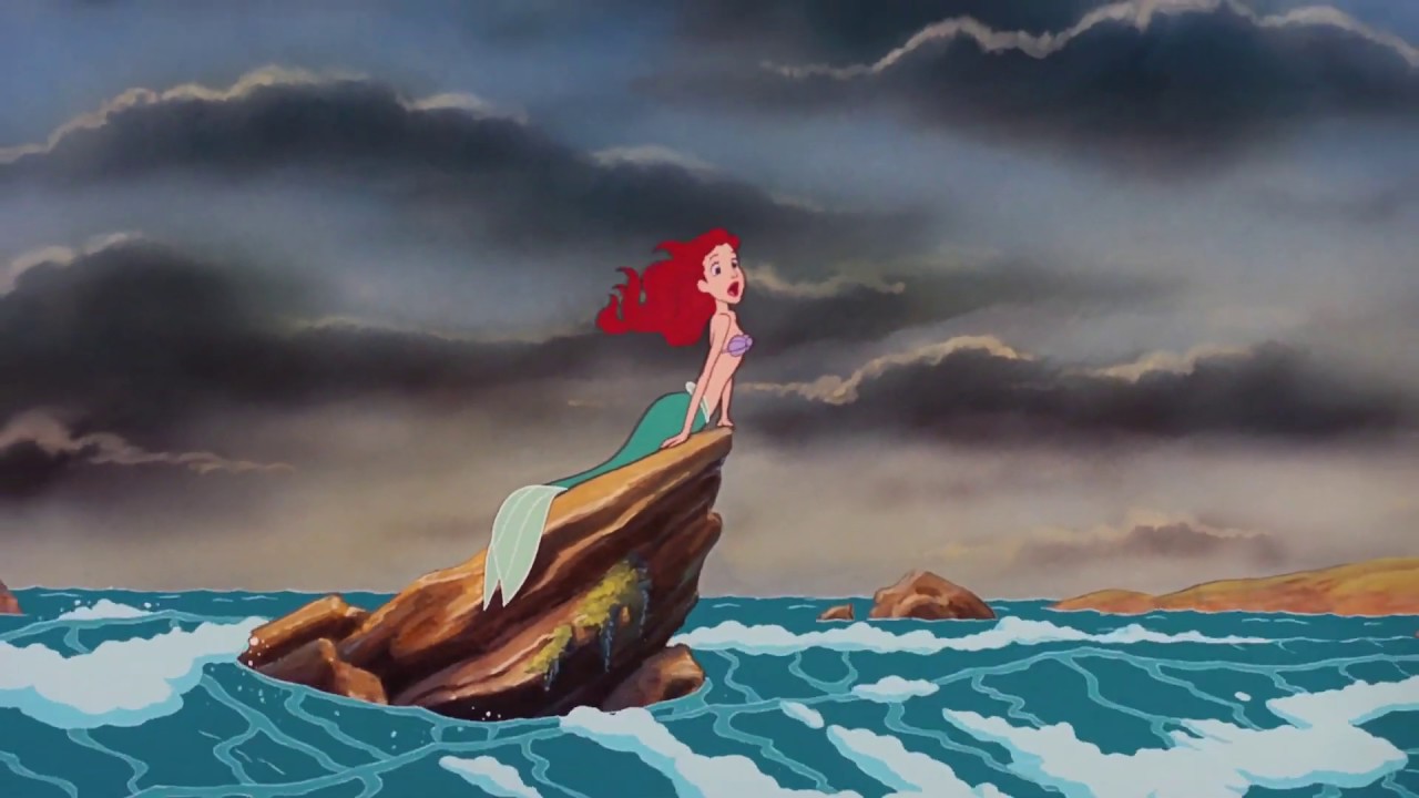 Кадр из мультфильма Русалочка студии Disney 1989 года — Ариэль на скале