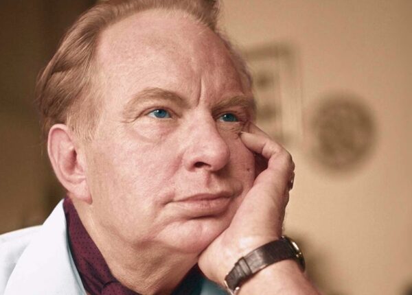 История Рона Хаббарда: как фантаст придумал новую науку о разуме и продал её миллионам