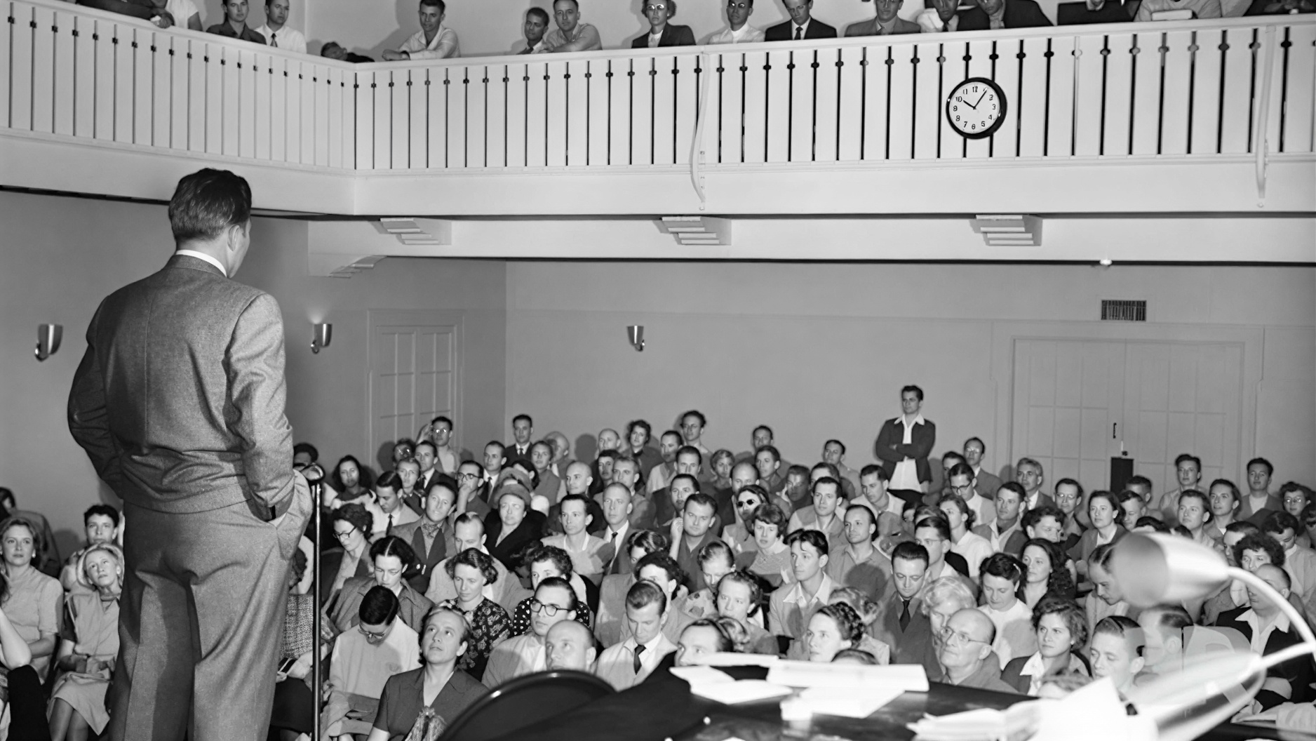 Л. Рон Хаббард выступает с лекцией по дианетике перед большой аудиторией, 1950 год